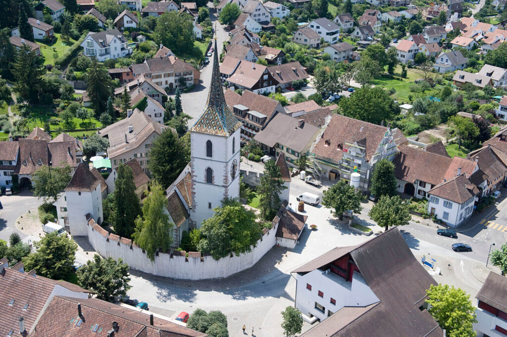 Fahrlehrerin Sandra von Let's Rock it Fahrschule Muttenz mit Fahrschulauto und Schülerin