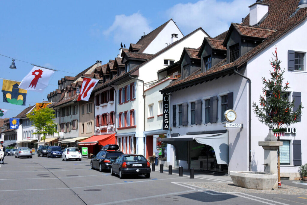 Fahrlehrerin Sandra von Let's Rock it Fahrschule Sissach mit Fahrschulauto und Fahrschüler
